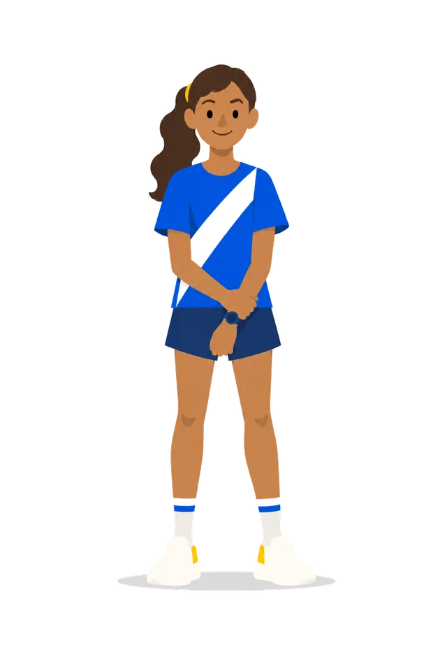 Siënna kijkt je aan, volledig in beeld, met haar handen bij elkaar en een witte baan tot aan de zoom van haar blauwe shirt.
